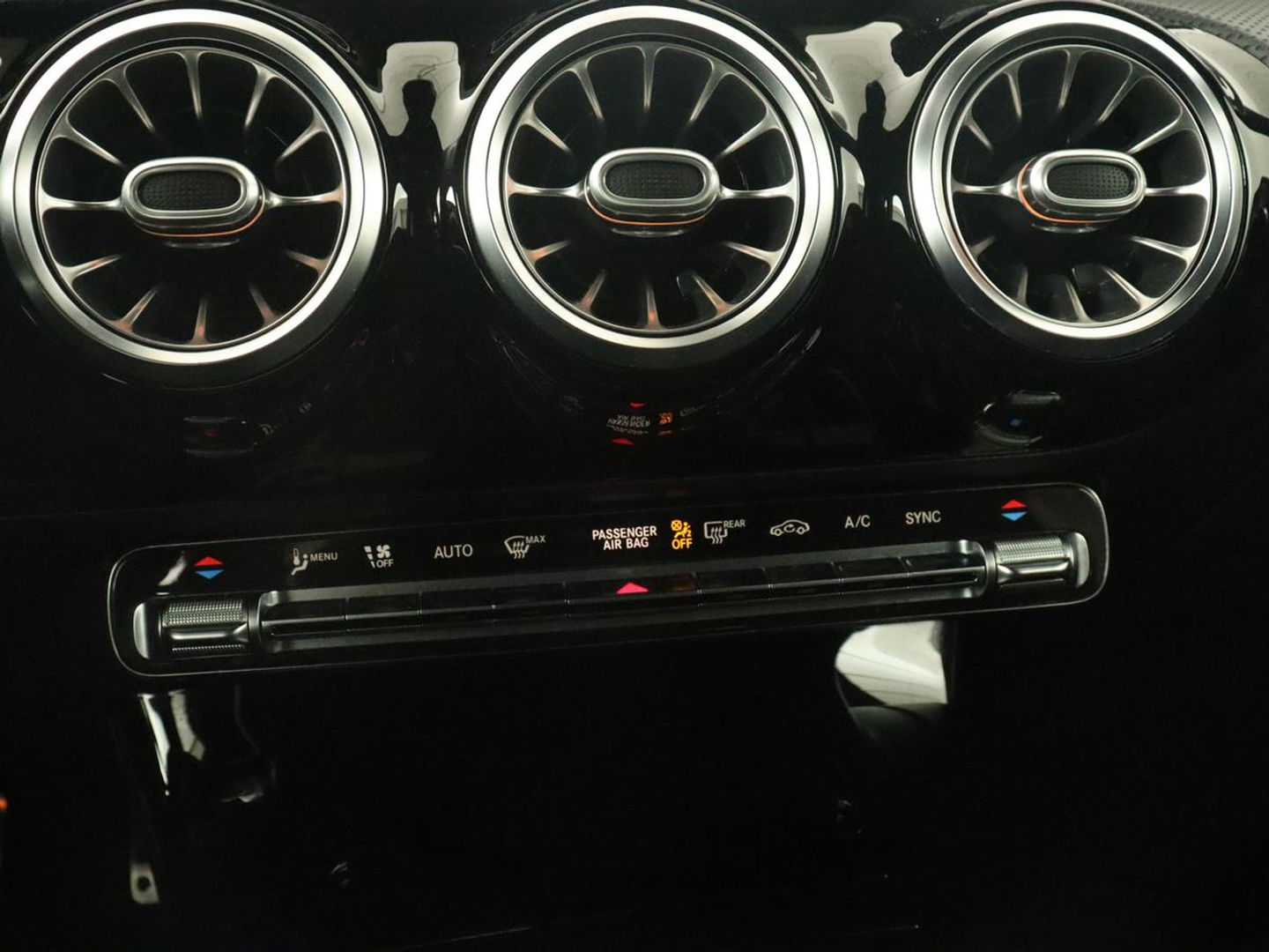 Mercedes-Benz A-Klasse 180 Business Solution AMG | Panoramadak | Stoelverwarming | Leder/Alcantara | Camera | Navigatie | Widescreen | Designo Mountaingrijs Magno