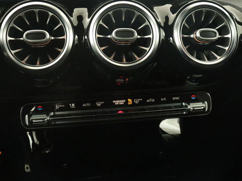 Mercedes-Benz A-Klasse 180 Business Solution AMG | Panoramadak | Stoelverwarming | Leder/Alcantara | Camera | Navigatie | Widescreen | Designo Mountaingrijs Magno