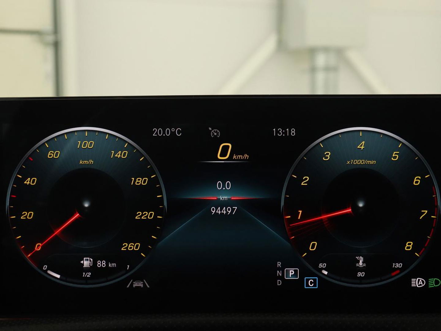 Mercedes-Benz A-Klasse 180 Business Solution AMG | Panoramadak | Stoelverwarming | Leder/Alcantara | Camera | Navigatie | Widescreen | Designo Mountaingrijs Magno