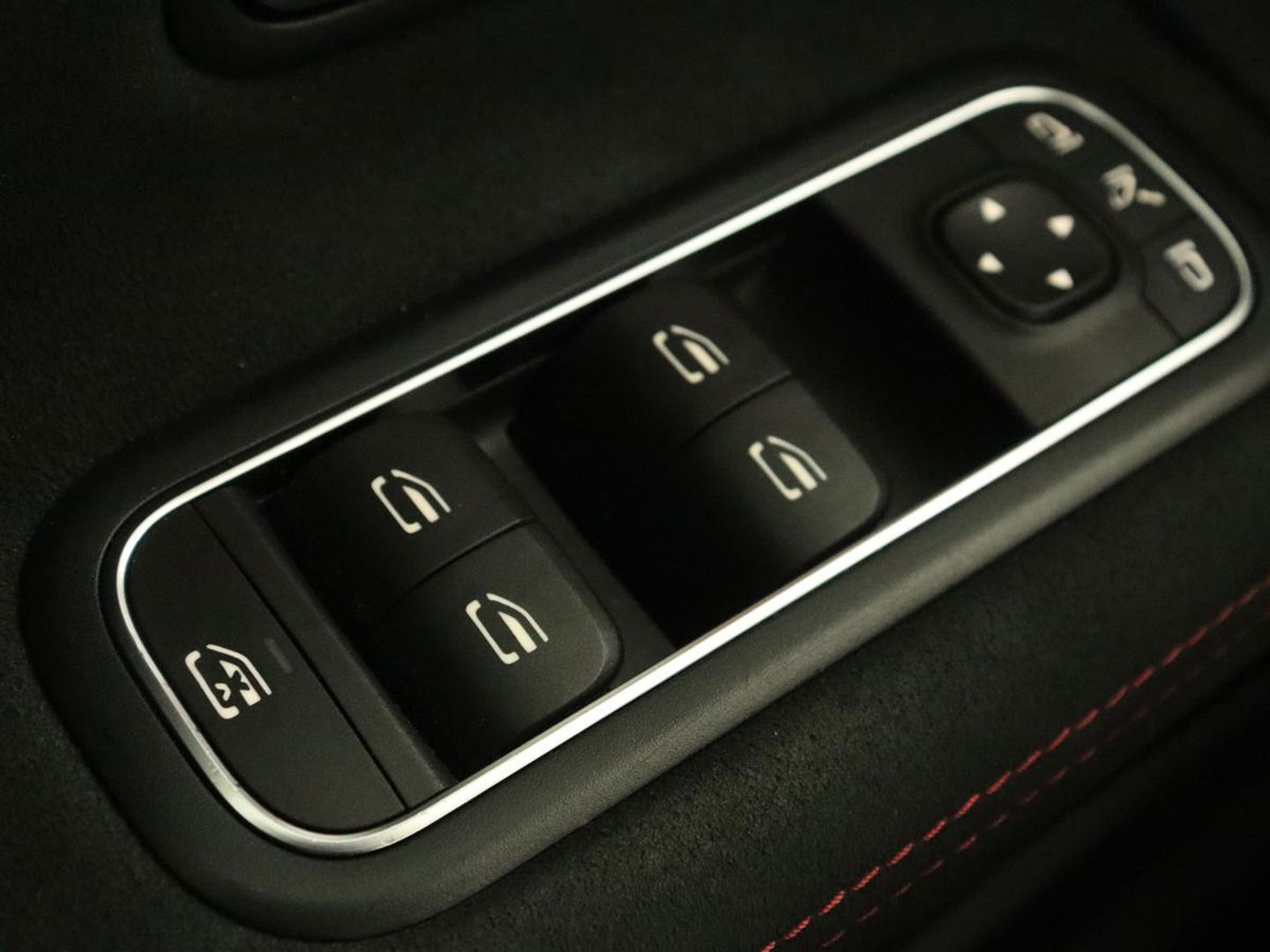Mercedes-Benz A-Klasse 180 Business Solution AMG | Panoramadak | Stoelverwarming | Leder/Alcantara | Camera | Navigatie | Widescreen | Designo Mountaingrijs Magno