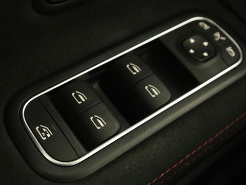 Mercedes-Benz A-Klasse 180 Business Solution AMG | Panoramadak | Stoelverwarming | Leder/Alcantara | Camera | Navigatie | Widescreen | Designo Mountaingrijs Magno