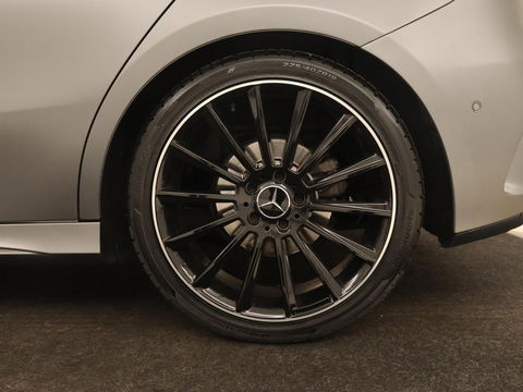 Mercedes-Benz A-Klasse 180 Business Solution AMG | Panoramadak | Stoelverwarming | Leder/Alcantara | Camera | Navigatie | Widescreen | Designo Mountaingrijs Magno