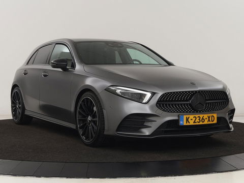 Mercedes-Benz A-Klasse 180 Business Solution AMG | Panoramadak | Stoelverwarming | Leder/Alcantara | Camera | Navigatie | Widescreen | Designo Mountaingrijs Magno