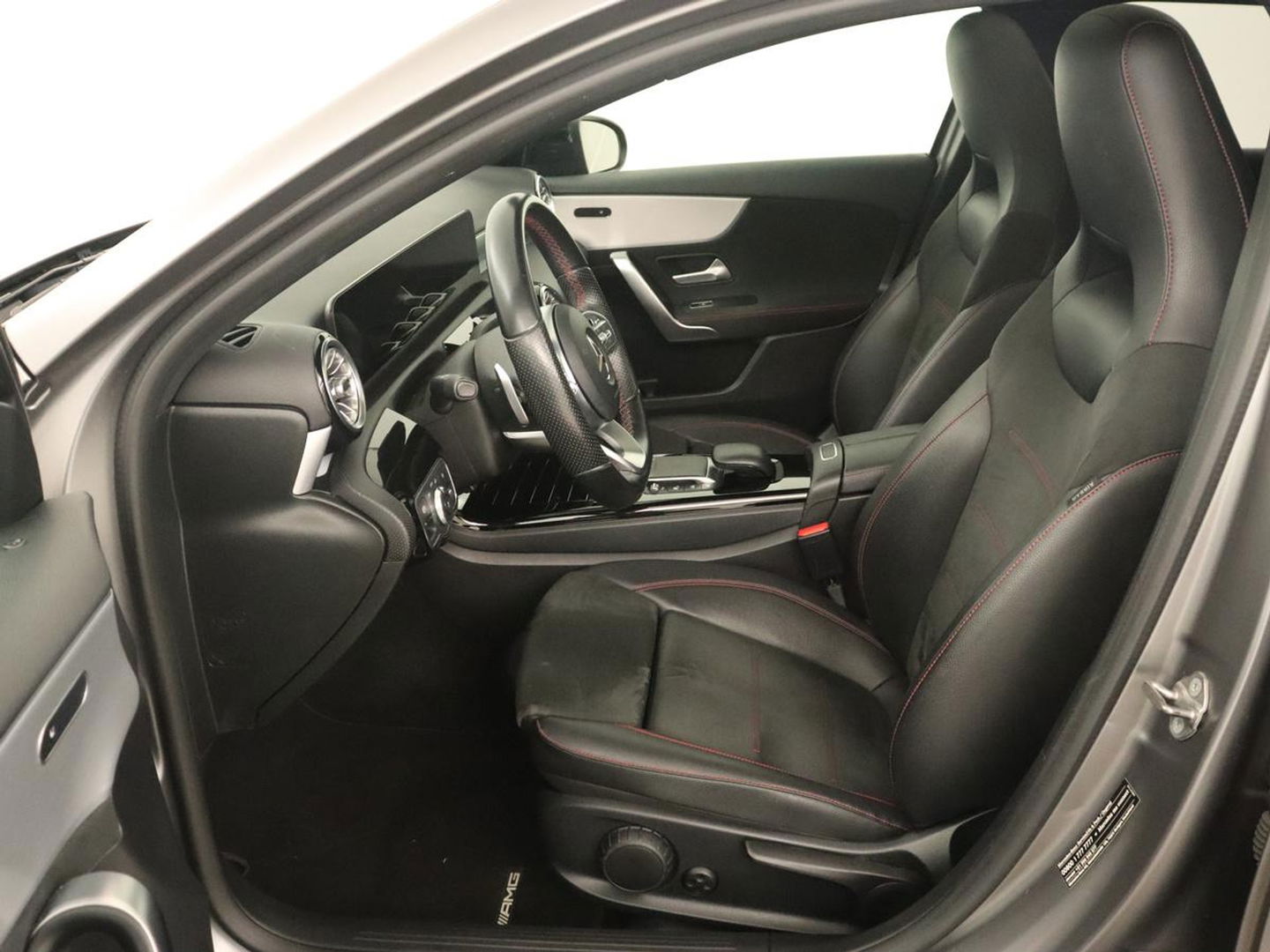 Mercedes-Benz A-Klasse 180 Business Solution AMG | Panoramadak | Stoelverwarming | Leder/Alcantara | Camera | Navigatie | Widescreen | Designo Mountaingrijs Magno