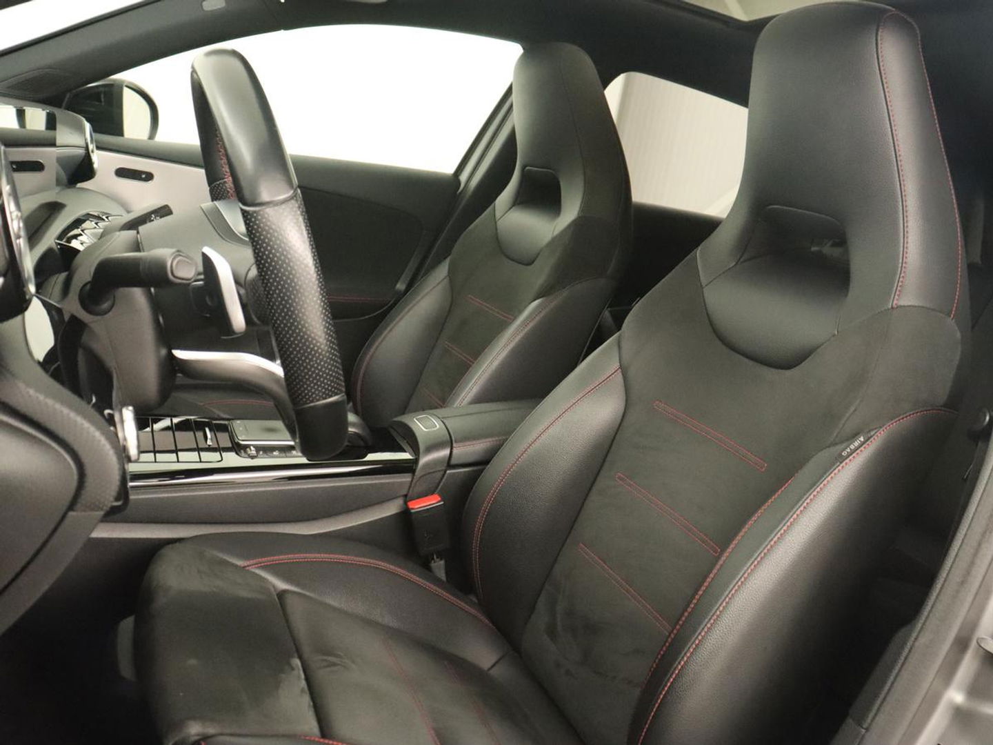 Mercedes-Benz A-Klasse 180 Business Solution AMG | Panoramadak | Stoelverwarming | Leder/Alcantara | Camera | Navigatie | Widescreen | Designo Mountaingrijs Magno