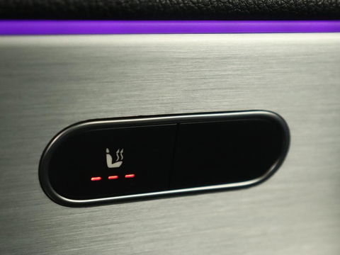 Mercedes-Benz A-Klasse 180 Business Solution AMG | Panoramadak | Stoelverwarming | Leder/Alcantara | Camera | Navigatie | Widescreen | Designo Mountaingrijs Magno