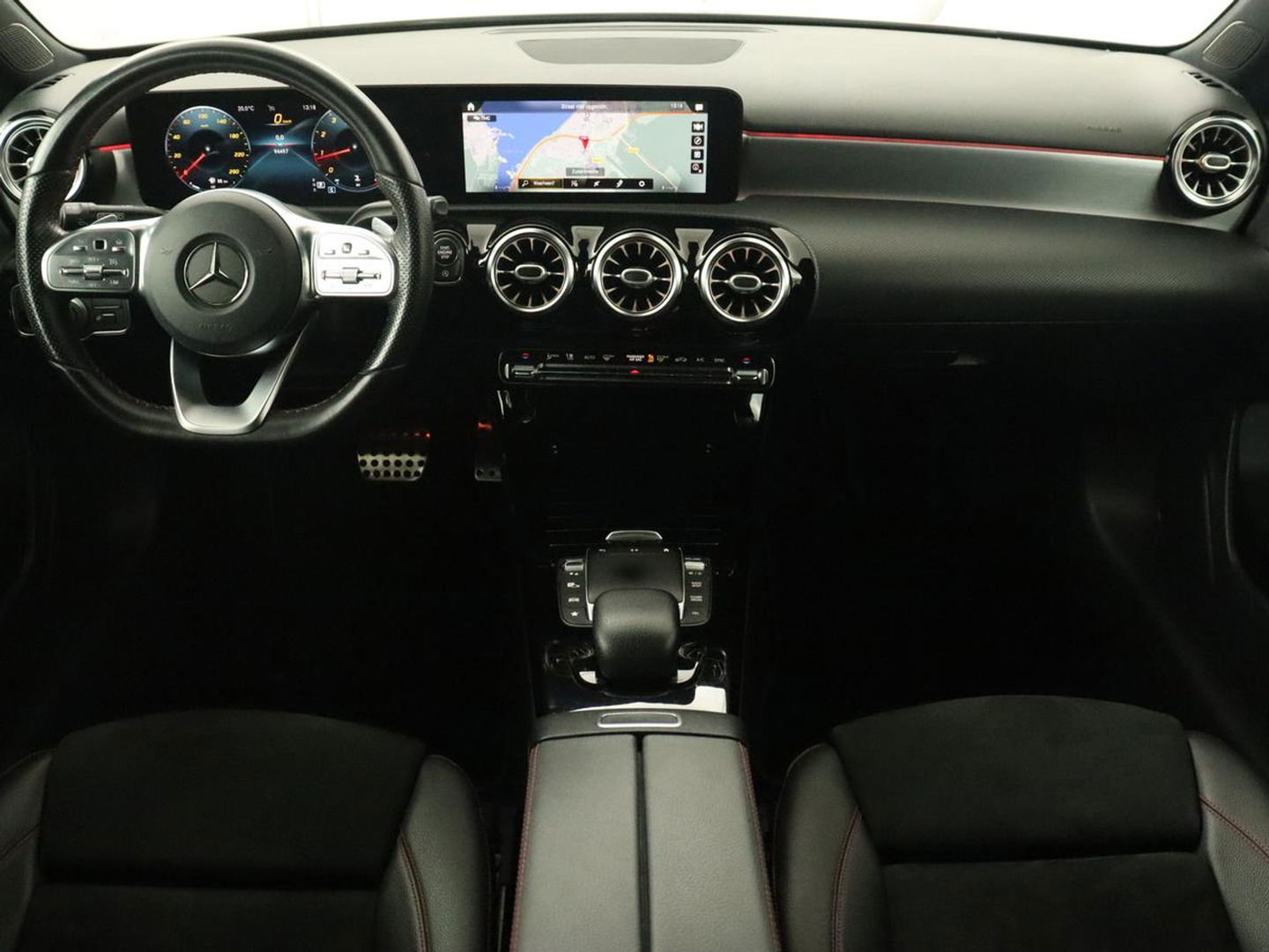 Mercedes-Benz A-Klasse 180 Business Solution AMG | Panoramadak | Stoelverwarming | Leder/Alcantara | Camera | Navigatie | Widescreen | Designo Mountaingrijs Magno