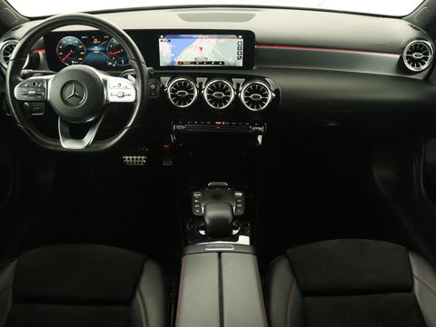 Mercedes-Benz A-Klasse 180 Business Solution AMG | Panoramadak | Stoelverwarming | Leder/Alcantara | Camera | Navigatie | Widescreen | Designo Mountaingrijs Magno