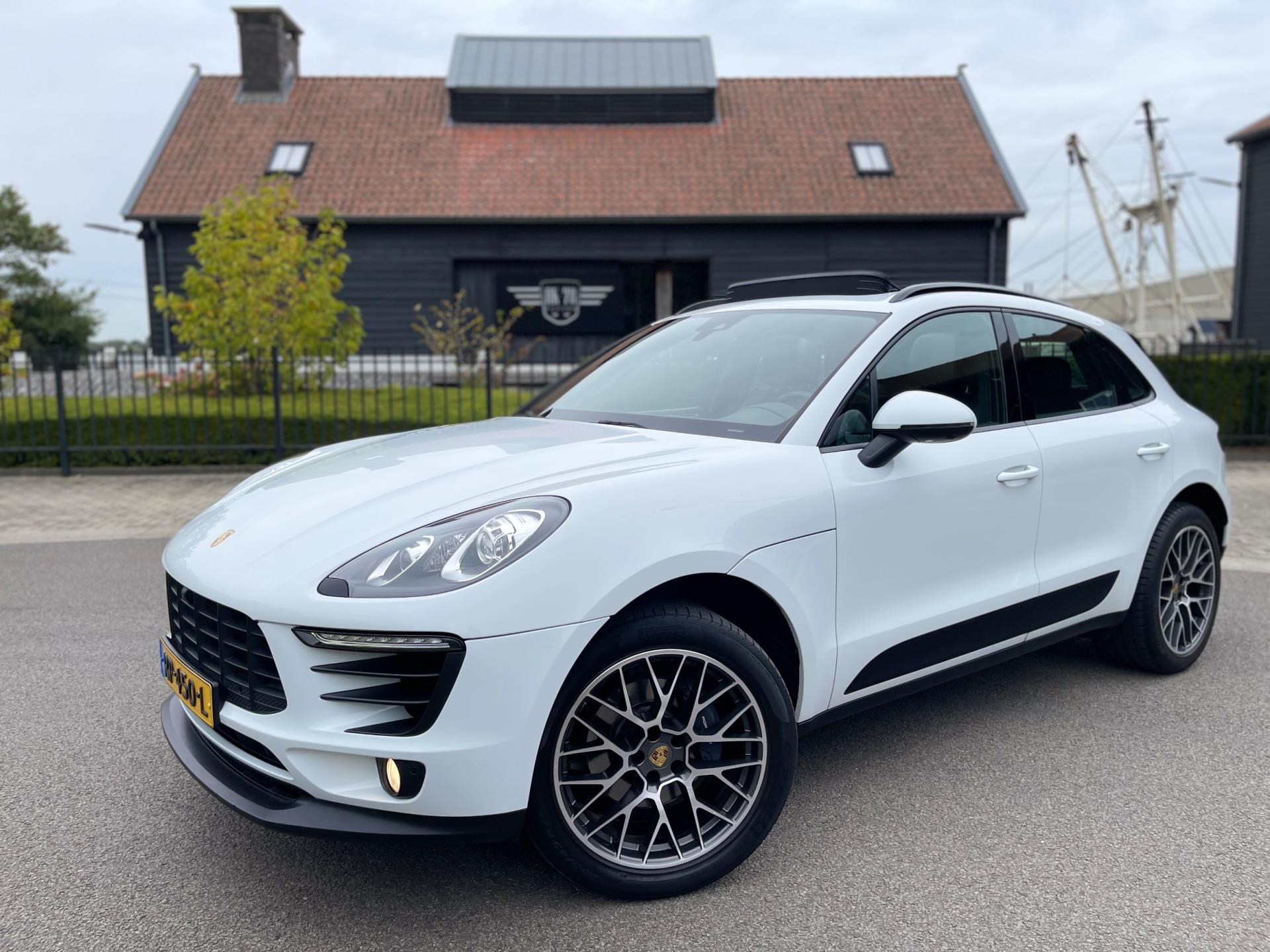 Porsche Macan 2.0 252PK Facelift /Panoramadak/Luchtvering/Led-Xenon/Camera/Electr-Trekhaak 1-Eigenaar Dealer-onderhouden
