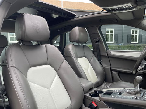 Porsche Macan 2.0 252PK Facelift /Panoramadak/Luchtvering/Led-Xenon/Camera/Electr-Trekhaak 1-Eigenaar Dealer-onderhouden
