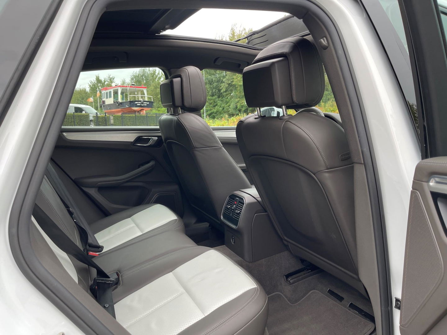 Porsche Macan 2.0 252PK Facelift /Panoramadak/Luchtvering/Led-Xenon/Camera/Electr-Trekhaak 1-Eigenaar Dealer-onderhouden