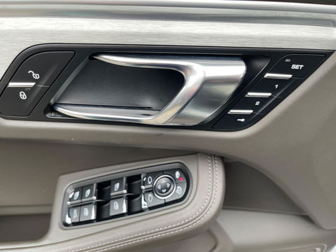 Porsche Macan 2.0 252PK Facelift /Panoramadak/Luchtvering/Led-Xenon/Camera/Electr-Trekhaak 1-Eigenaar Dealer-onderhouden