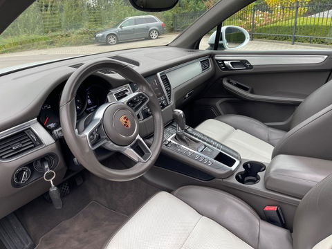 Porsche Macan 2.0 252PK Facelift /Panoramadak/Luchtvering/Led-Xenon/Camera/Electr-Trekhaak 1-Eigenaar Dealer-onderhouden