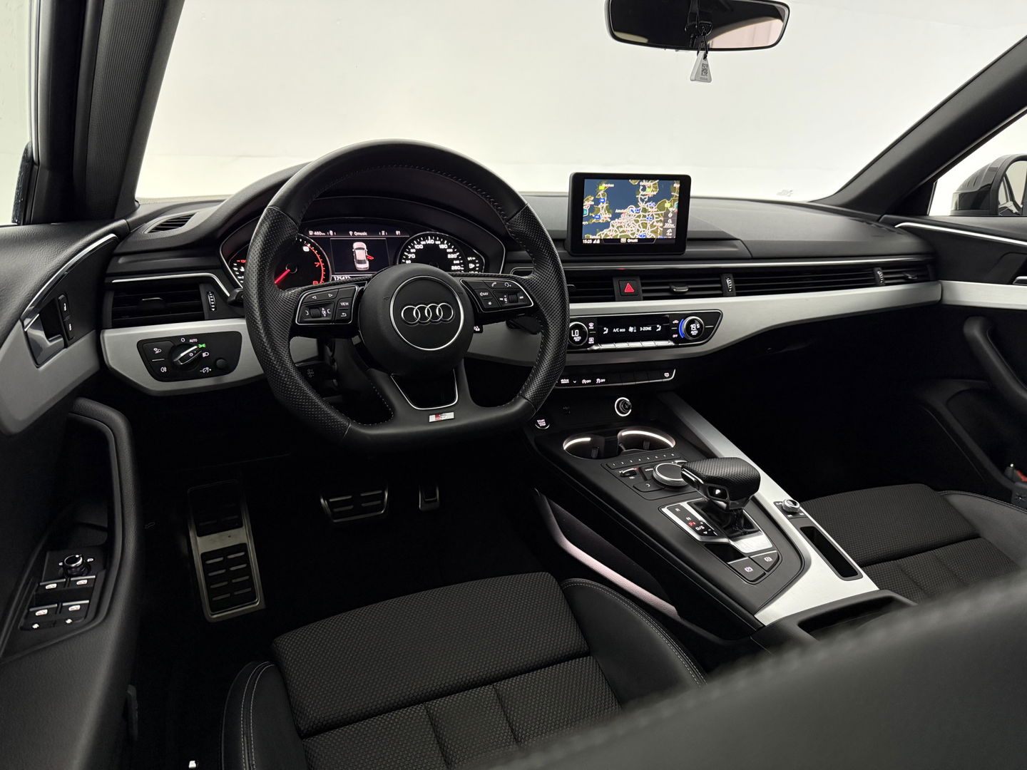 Audi A4 35 TFSI 150PK S-line | Virtual | LED | Carplay | Cruise | Navi | Keyless | Parkeersens.