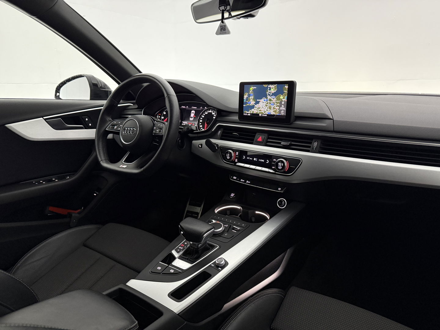 Audi A4 35 TFSI 150PK S-line | Virtual | LED | Carplay | Cruise | Navi | Keyless | Parkeersens.