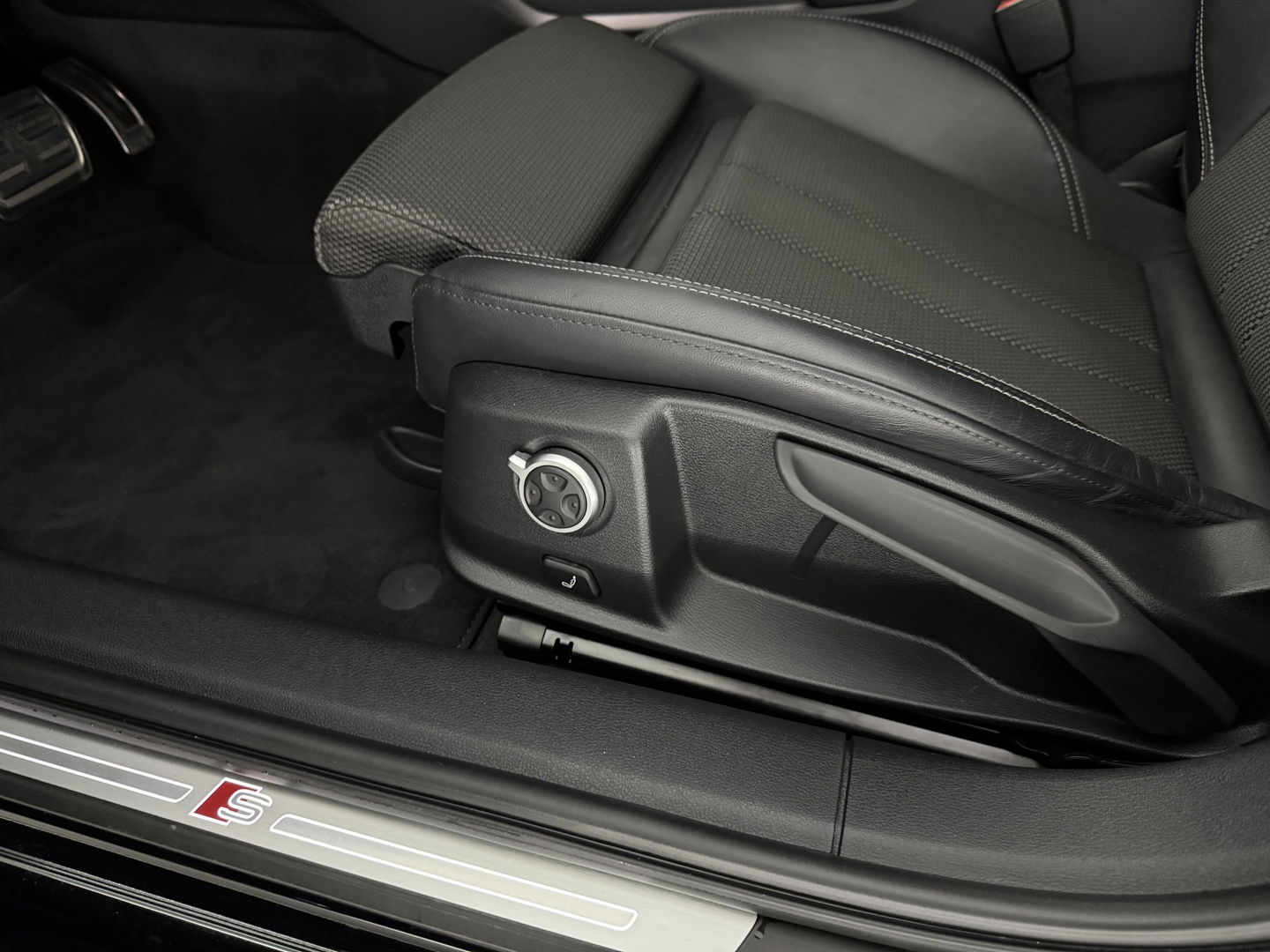 Audi A4 35 TFSI 150PK S-line | Virtual | LED | Carplay | Cruise | Navi | Keyless | Parkeersens.