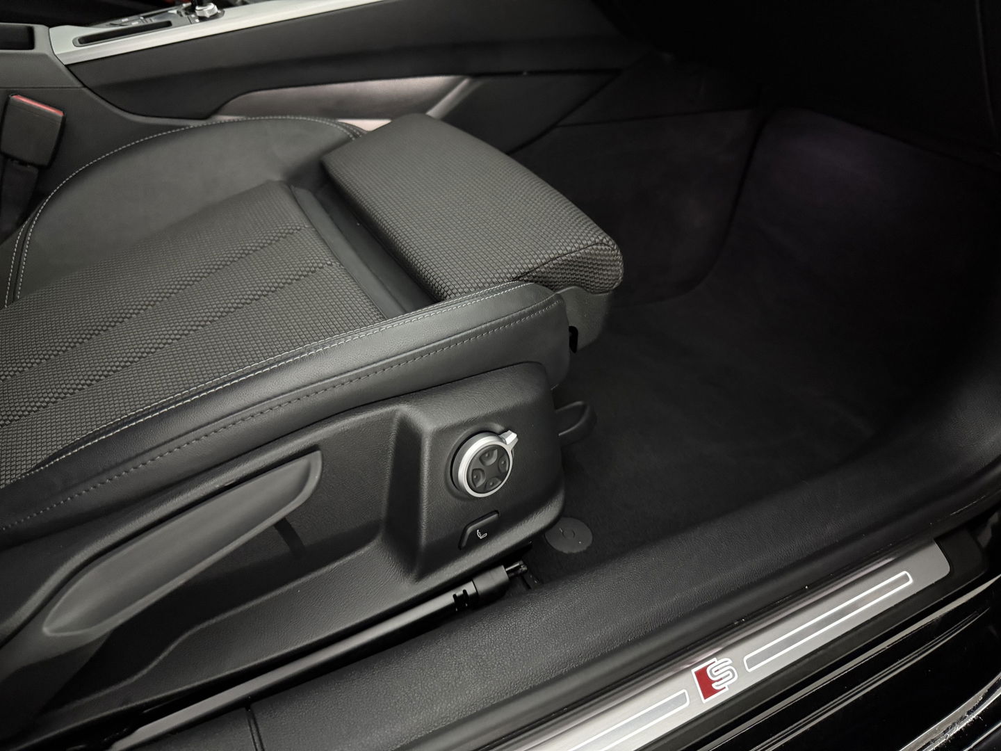 Audi A4 35 TFSI 150PK S-line | Virtual | LED | Carplay | Cruise | Navi | Keyless | Parkeersens.