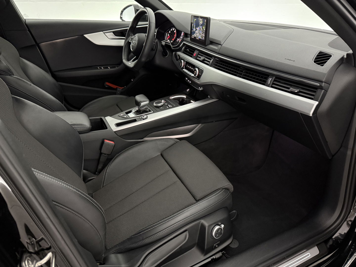 Audi A4 35 TFSI 150PK S-line | Virtual | LED | Carplay | Cruise | Navi | Keyless | Parkeersens.
