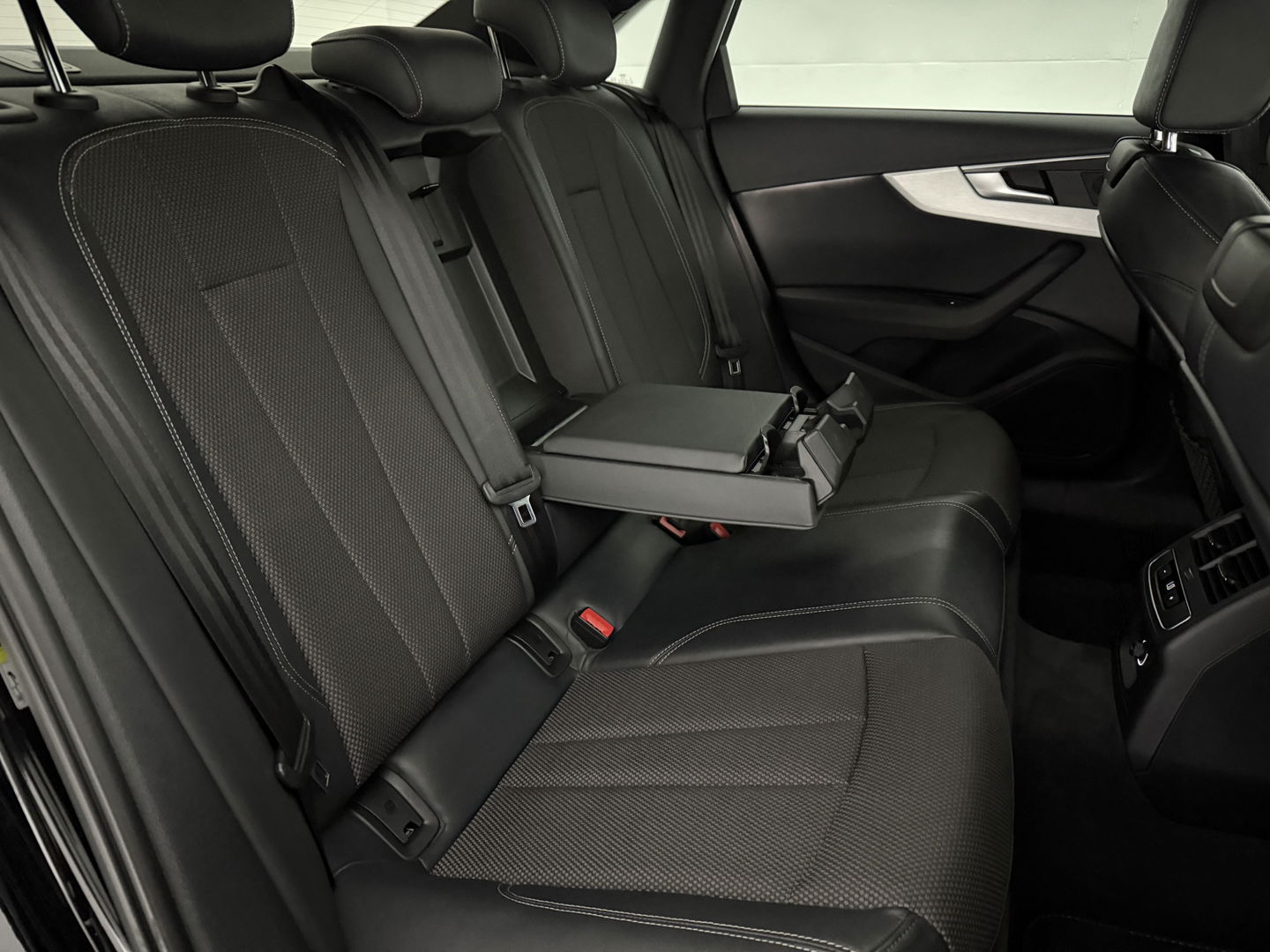 Audi A4 35 TFSI 150PK S-line | Virtual | LED | Carplay | Cruise | Navi | Keyless | Parkeersens.