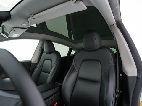 Tesla Model Y RWD 58 kWh [ 3-Fase ] {SOH-93%} (INCL-BTW) Aut. *PANO | AUTO-PILOT | LUXURY-LEATHER | TOP-VIEW | NAVI-FULLMAP | MATRIX-LED | DIGI-COCKPIT | KEYLESS | CAMERA | DAB+ | HEATED-COMFORTSEATS | PRIVACY-GLASS*