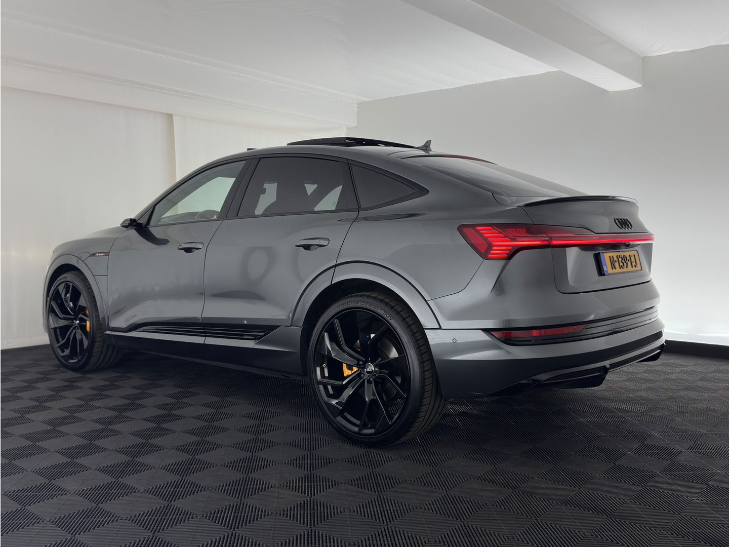 Audi e-tron Sportback 55 Quattro S-Line 95 kWh [ 3-Fase ] {SOH-92%} (INCL-BTW) *PANO | VIRTUAL-MIRRORS | AUDI-DESIGN-LEATHER | ADAPTIVE-CRUISE | TOP-VIEW |  BANG/OLUFSEN-SURROUND | MEMORY-PACK | KEYLESS | HEATED-SPORTSEATS | DIGI-COCKPIT | NAVI-FULLMAP | ...