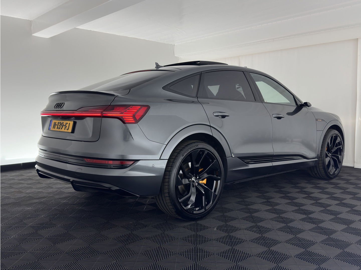 Audi e-tron Sportback 55 Quattro S-Line 95 kWh [ 3-Fase ] {SOH-92%} (INCL-BTW) *PANO | VIRTUAL-MIRRORS | AUDI-DESIGN-LEATHER | ADAPTIVE-CRUISE | TOP-VIEW |  BANG/OLUFSEN-SURROUND | MEMORY-PACK | KEYLESS | HEATED-SPORTSEATS | DIGI-COCKPIT | NAVI-FULLMAP | ...