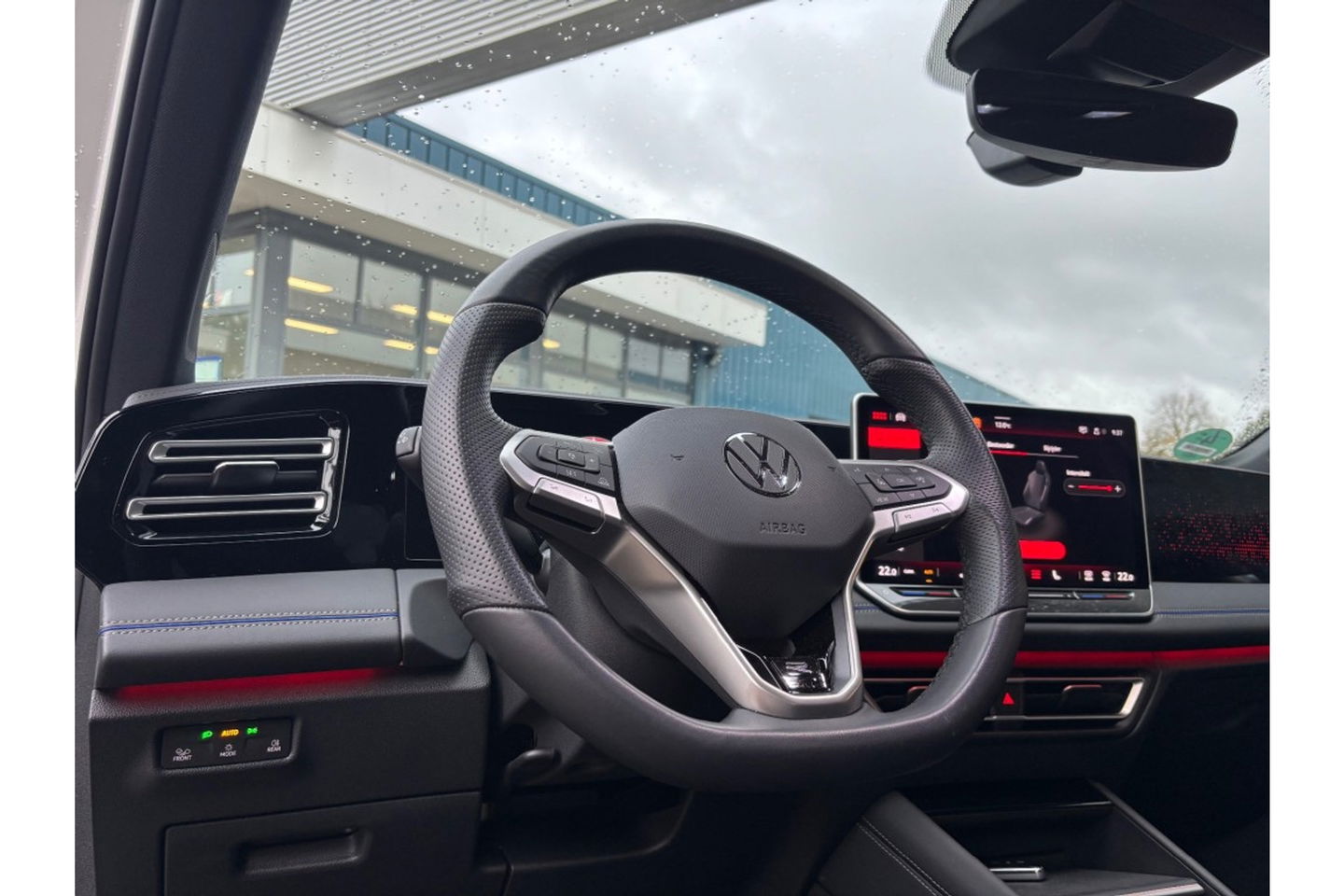 Volkswagen Tiguan 2.0 TDI R-LINE AUTOMAAT 150PK AIRCO NAVI BIGSCREEN PDC-CAMERA CRUISE.
