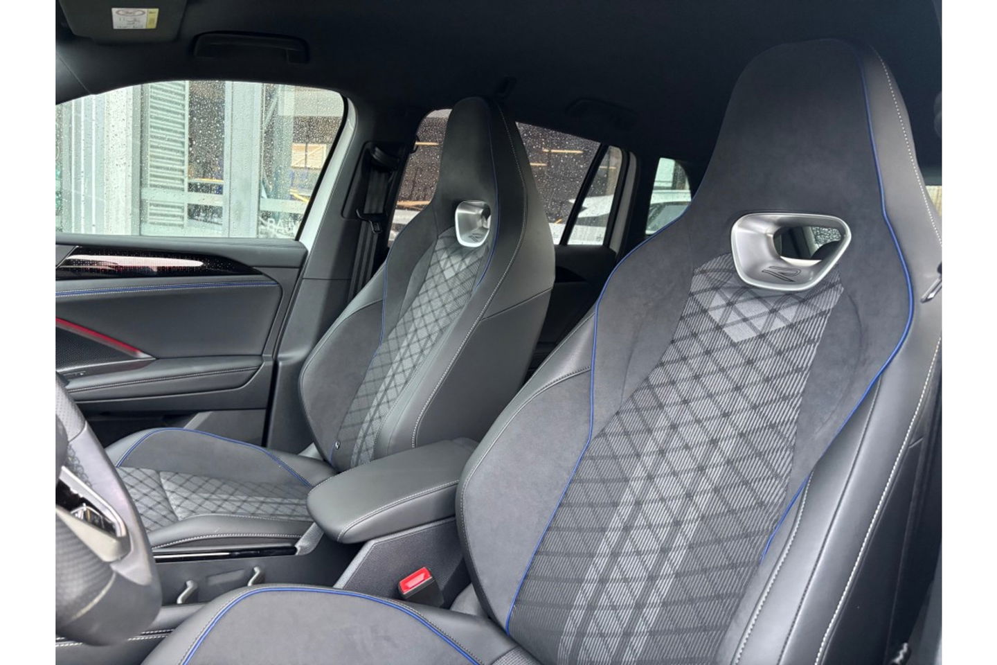 Volkswagen Tiguan 2.0 TDI R-LINE AUTOMAAT 150PK AIRCO NAVI BIGSCREEN PDC-CAMERA CRUISE.