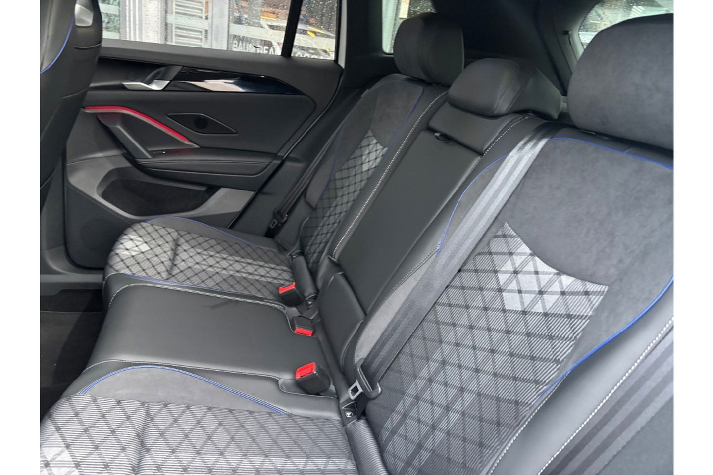 Volkswagen Tiguan 2.0 TDI R-LINE AUTOMAAT 150PK AIRCO NAVI BIGSCREEN PDC-CAMERA CRUISE.