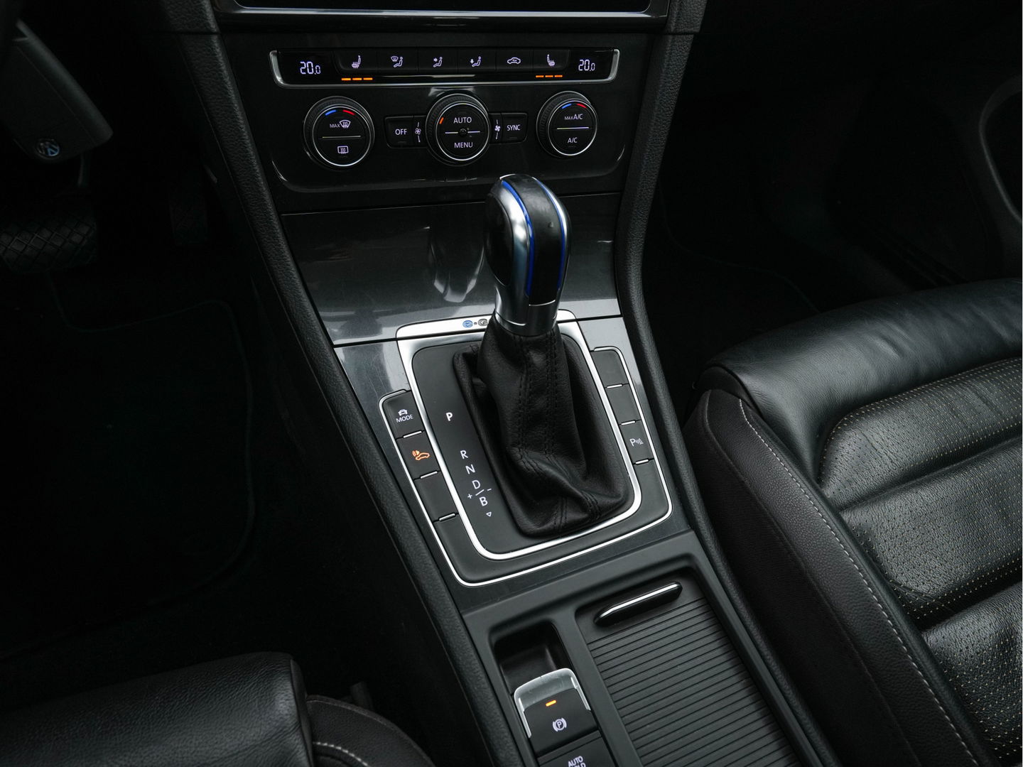 Volkswagen e-Golf (SOH-86%) Aut. *HEAT-PUMP | LUXURY-LEATHER | FULL-LED | NAVI-FULLMAP | CAMERA | HEATED-SPORTSEATS | ECC | CCS-FASTLOADER | PDC | CARPLAY | CRUISE | 16''ALU*