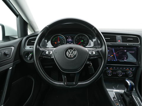 Volkswagen e-Golf (SOH-86%) Aut. *HEAT-PUMP | LUXURY-LEATHER | FULL-LED | NAVI-FULLMAP | CAMERA | HEATED-SPORTSEATS | ECC | CCS-FASTLOADER | PDC | CARPLAY | CRUISE | 16''ALU*