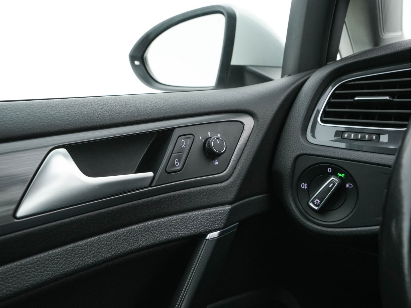 Volkswagen e-Golf (SOH-86%) Aut. *HEAT-PUMP | LUXURY-LEATHER | FULL-LED | NAVI-FULLMAP | CAMERA | HEATED-SPORTSEATS | ECC | CCS-FASTLOADER | PDC | CARPLAY | CRUISE | 16''ALU*