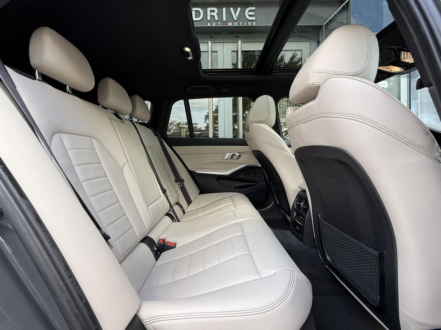 BMW 3 Serie Touring 330e Bus. Ed Plus M-Sport|SOH89%|Pano|Laser|HUD|Leer|Hifi|Trekhaak|Dravit grey