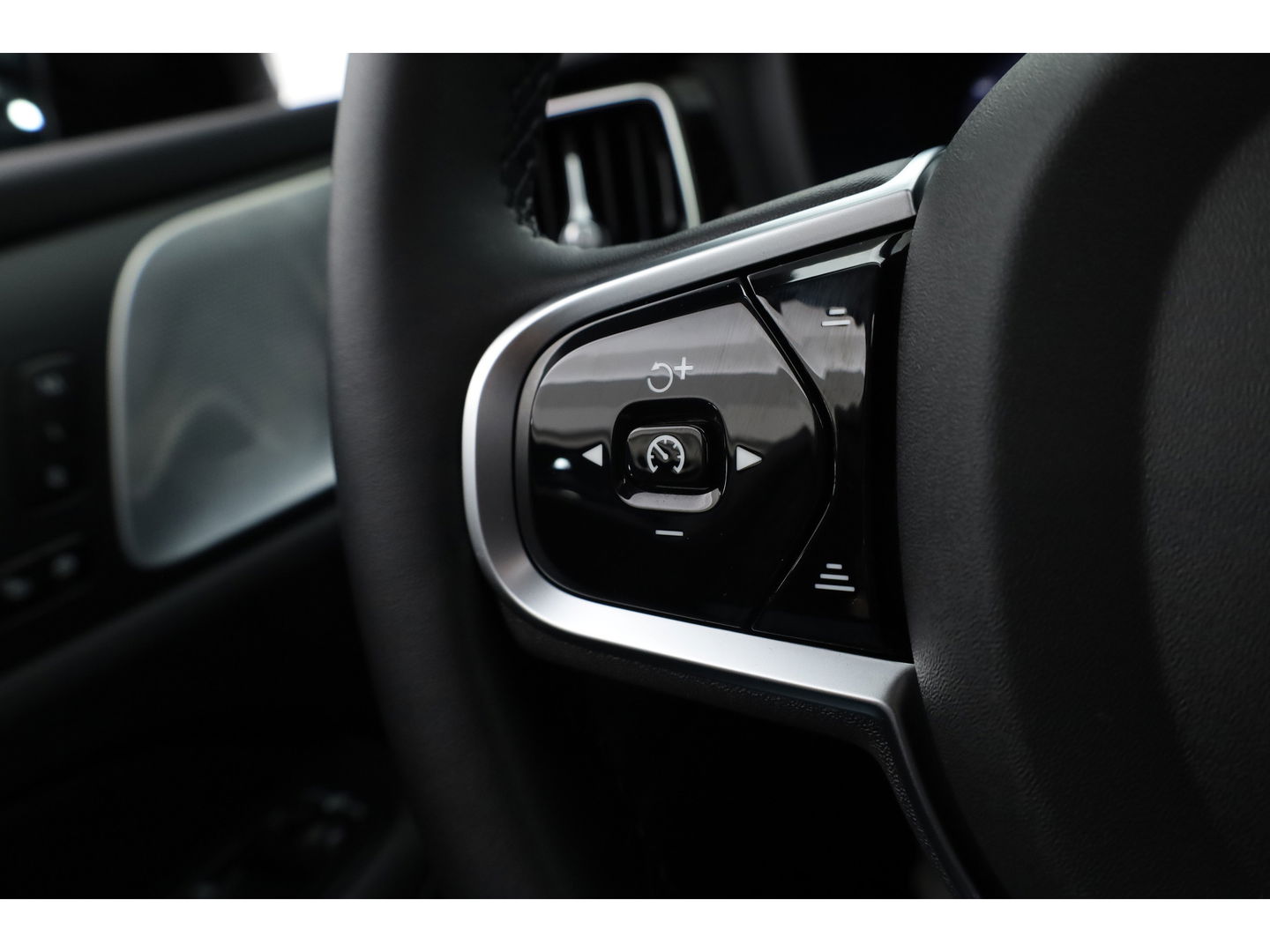 Volvo V60 T8 Recharge Ultra Dark | Bowers & Wilkins | HUD | Pano | Pilot Assist | Massage | Stoelvent.