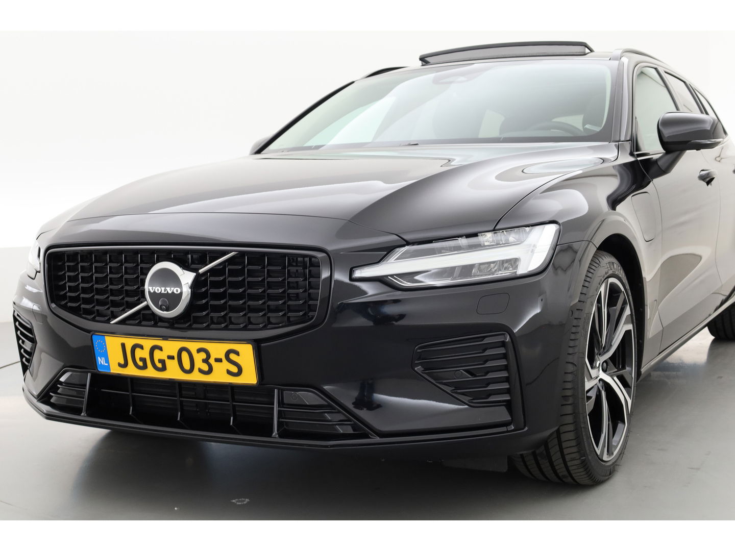 Volvo V60 T8 Recharge Ultra Dark | Bowers & Wilkins | HUD | Pano | Pilot Assist | Massage | Stoelvent.
