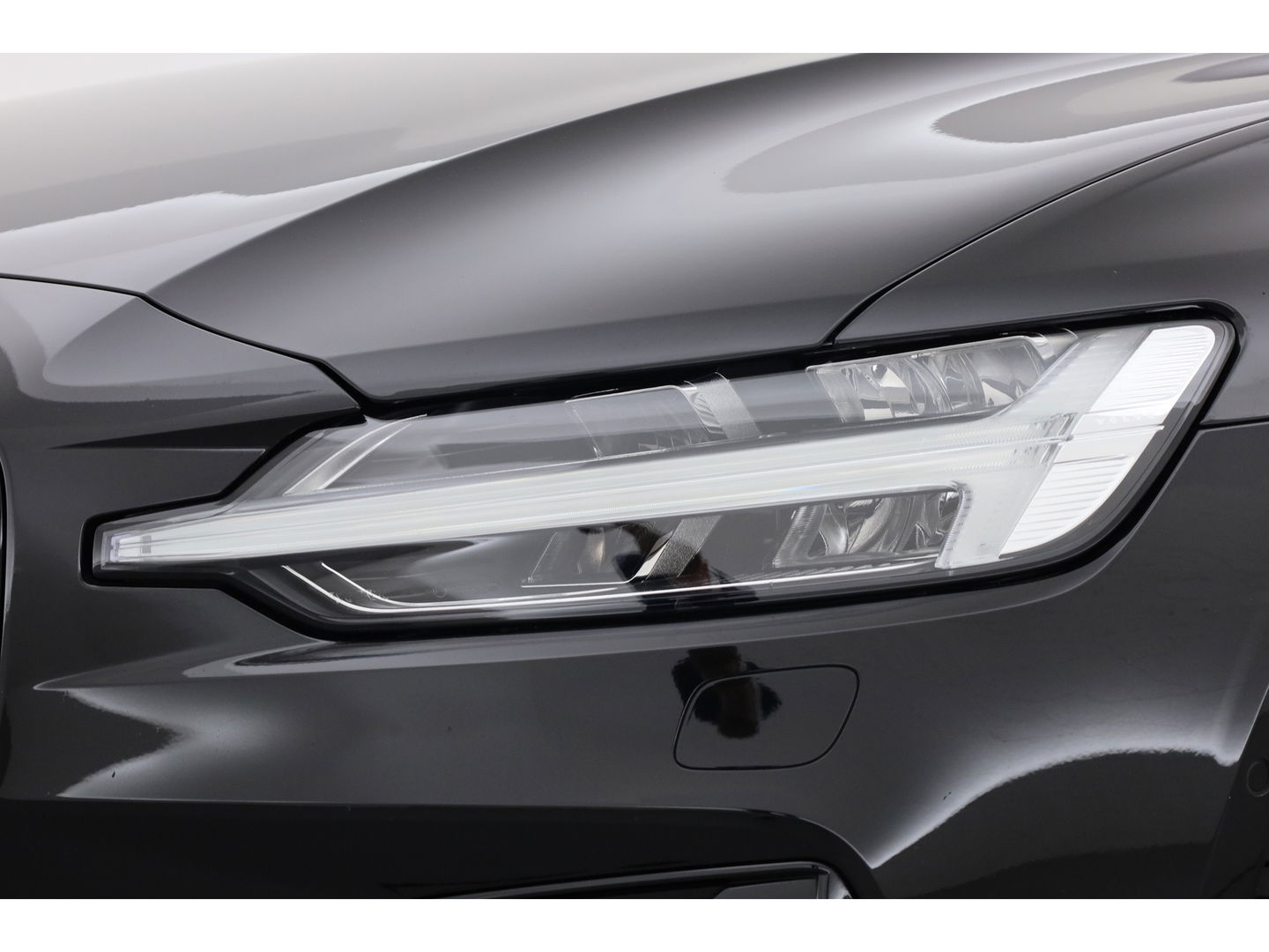 Volvo V60 T8 Recharge Ultra Dark | Bowers & Wilkins | HUD | Pano | Pilot Assist | Massage | Stoelvent.