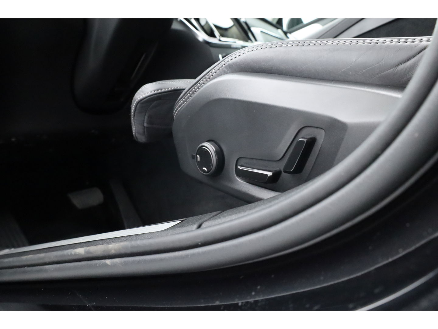 Volvo V60 T8 Recharge Ultra Dark | Bowers & Wilkins | HUD | Pano | Pilot Assist | Massage | Stoelvent.