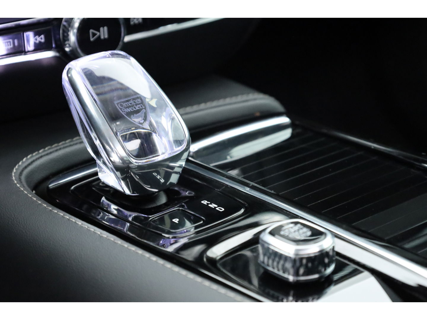 Volvo V60 T8 Recharge Ultra Dark | Bowers & Wilkins | HUD | Pano | Pilot Assist | Massage | Stoelvent.