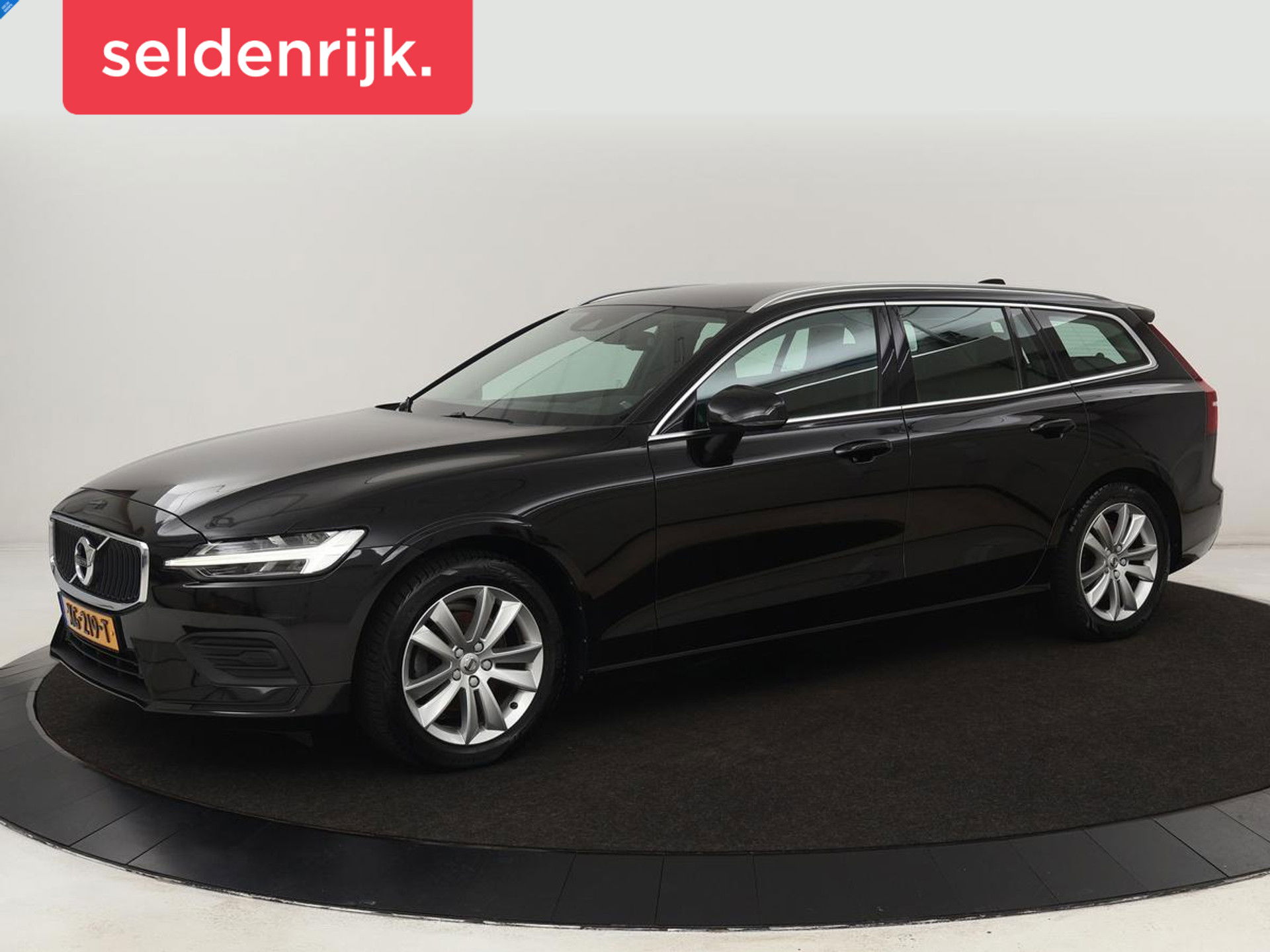 Volvo V60 2.0 D4 Momentum | Carplay | Half leder | Navigatie | Full LED | Digital Cockpit | Parkeerverwarming | Climate control | Parkeerhulp | Cruise control