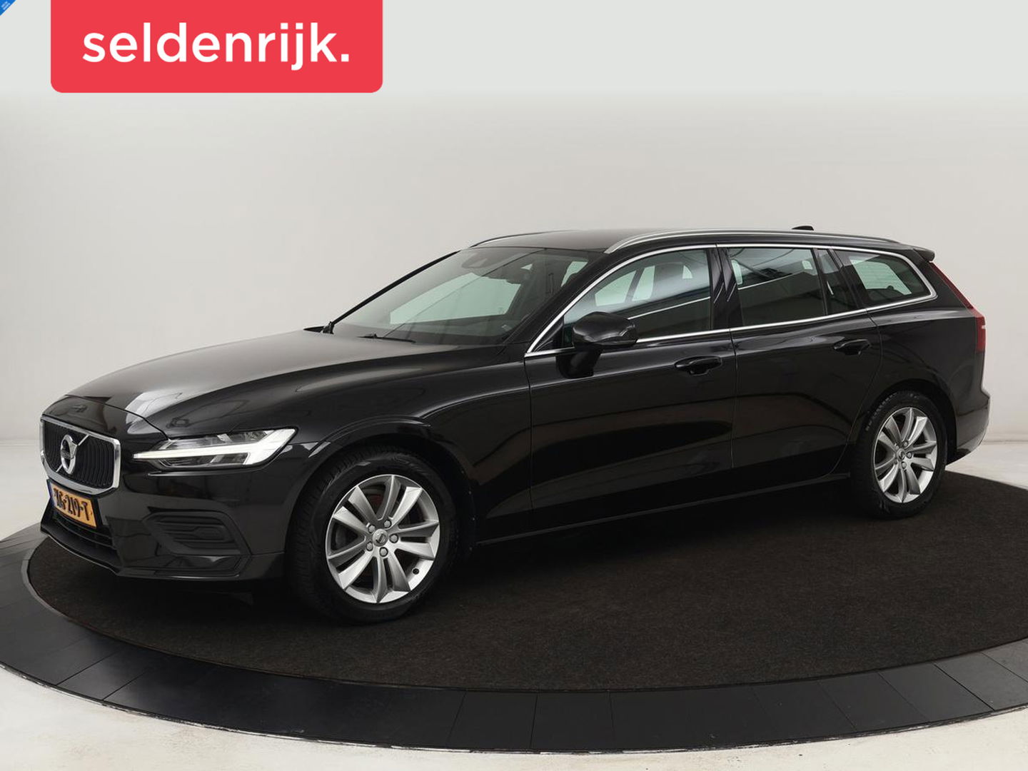 Volvo V60 2.0 D4 Momentum | Carplay | Half leder | Navigatie | Full LED | Digital Cockpit | Parkeerverwarming | Climate control | Parkeerhulp | Cruise control