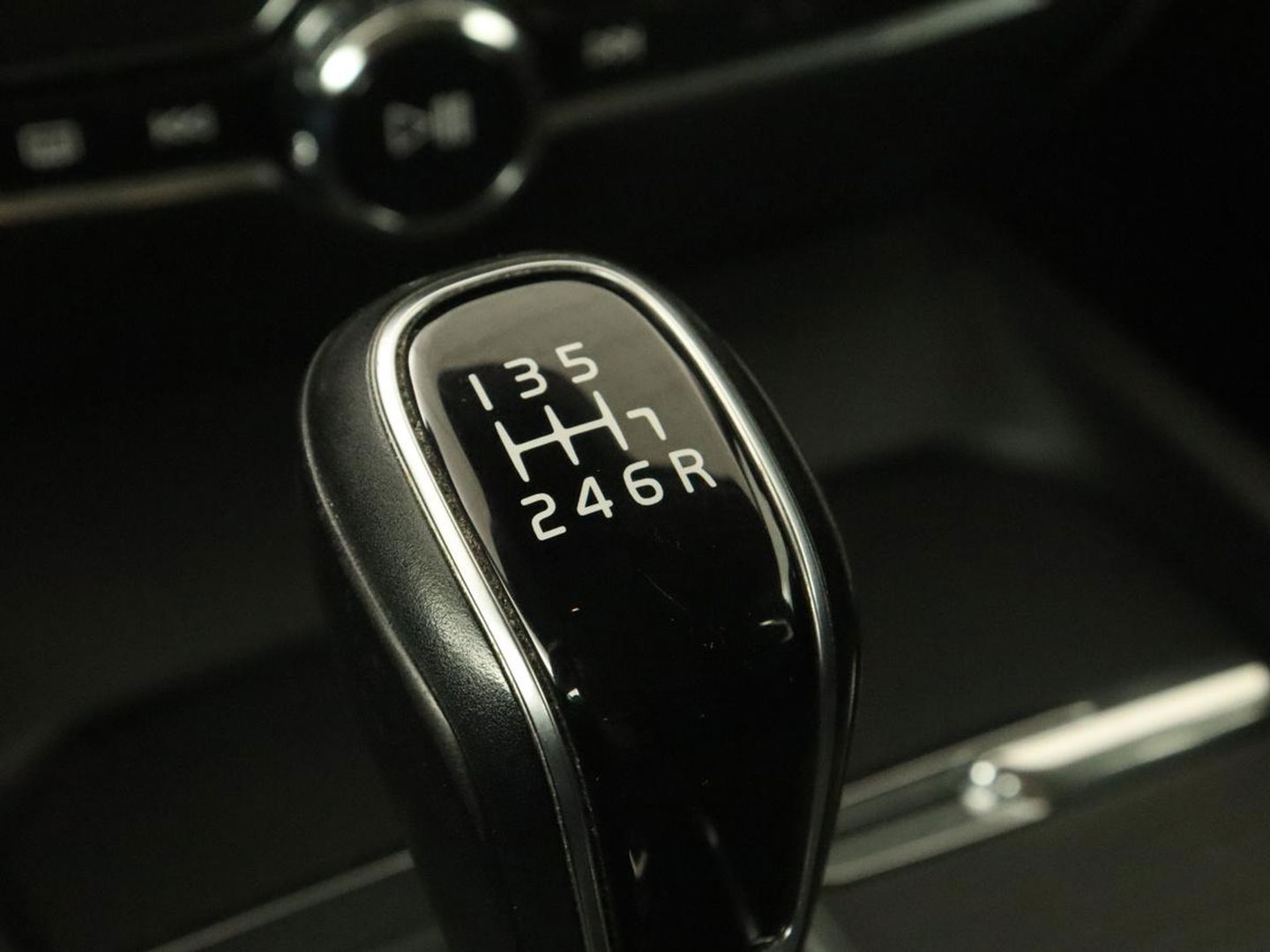 Volvo V60 2.0 D4 Momentum | Carplay | Half leder | Navigatie | Full LED | Digital Cockpit | Parkeerverwarming | Climate control | Parkeerhulp | Cruise control