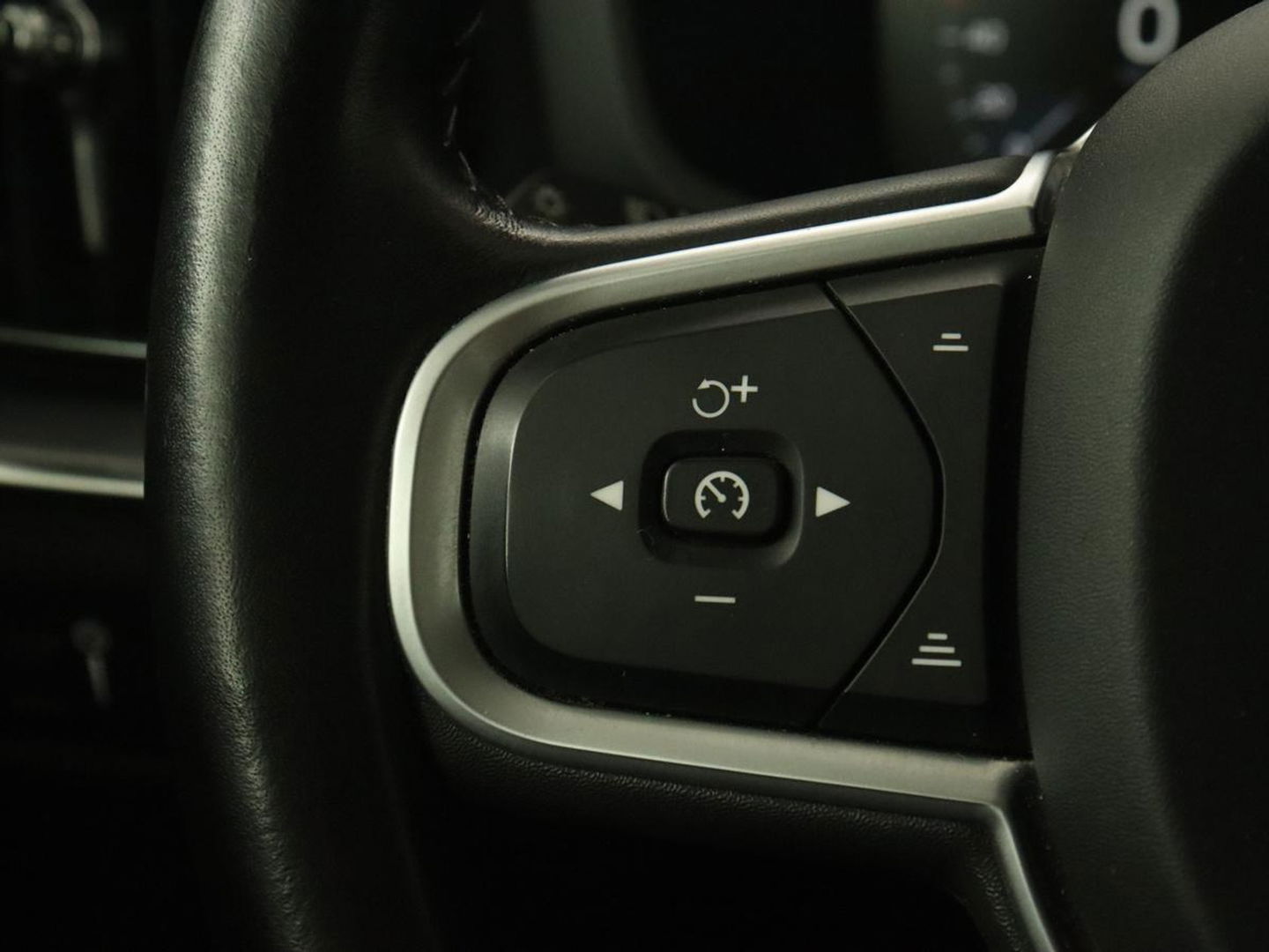 Volvo V60 2.0 D4 Momentum | Carplay | Half leder | Navigatie | Full LED | Digital Cockpit | Parkeerverwarming | Climate control | Parkeerhulp | Cruise control