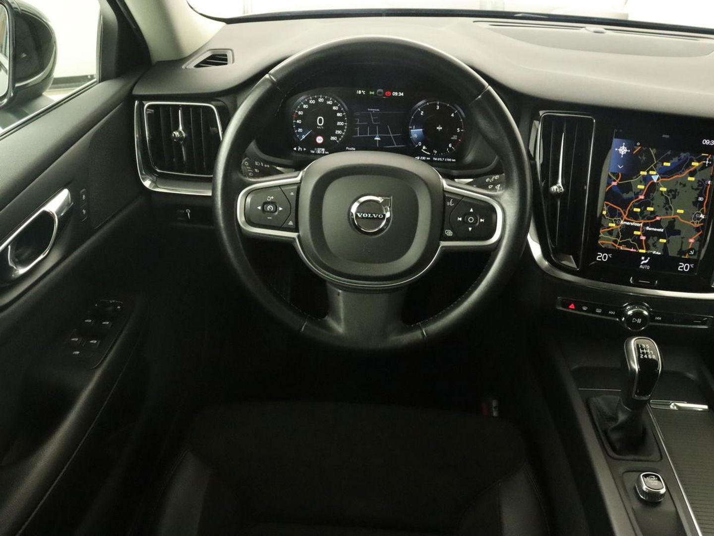 Volvo V60 2.0 D4 Momentum | Carplay | Half leder | Navigatie | Full LED | Digital Cockpit | Parkeerverwarming | Climate control | Parkeerhulp | Cruise control