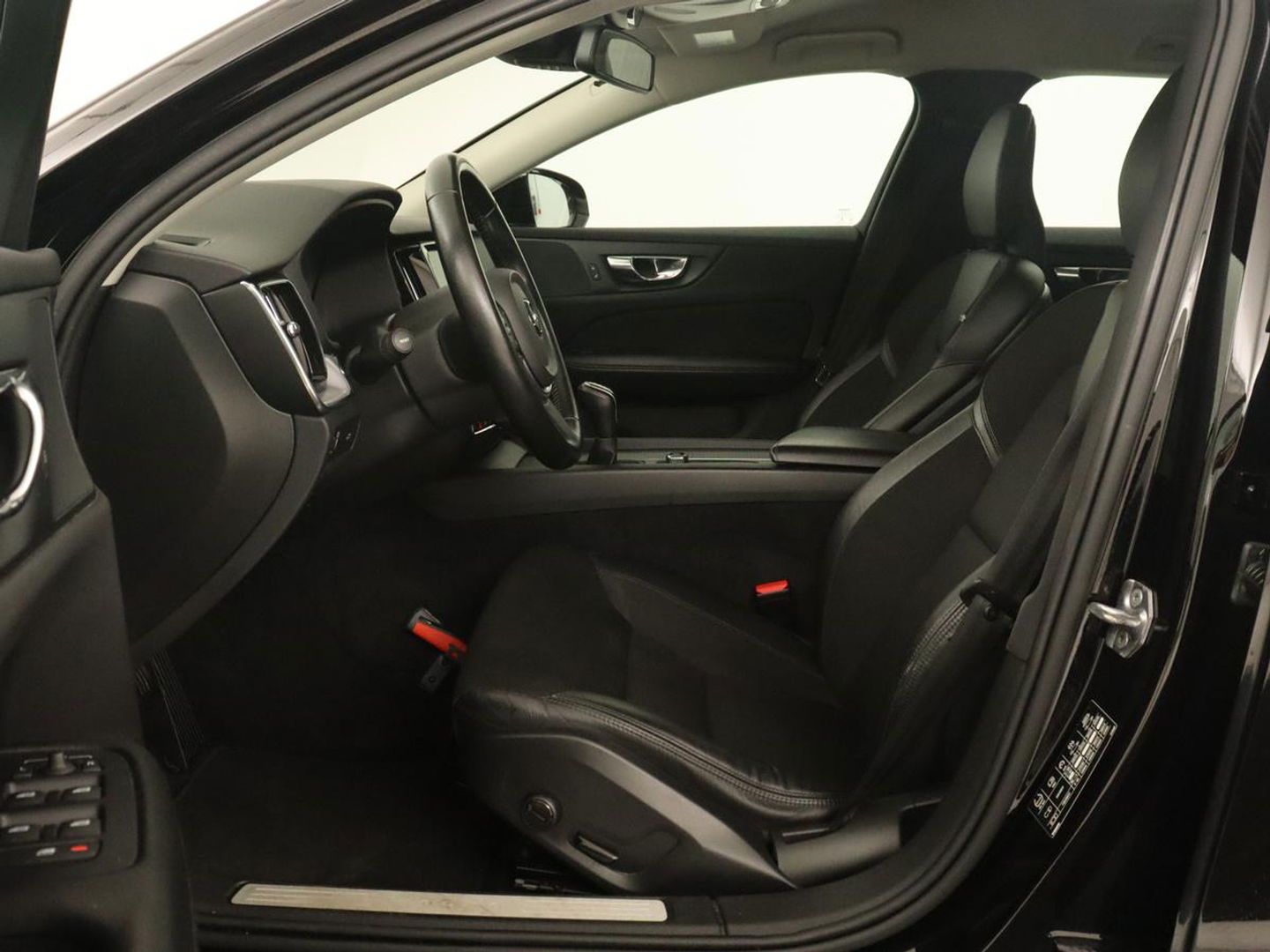 Volvo V60 2.0 D4 Momentum | Carplay | Half leder | Navigatie | Full LED | Digital Cockpit | Parkeerverwarming | Climate control | Parkeerhulp | Cruise control