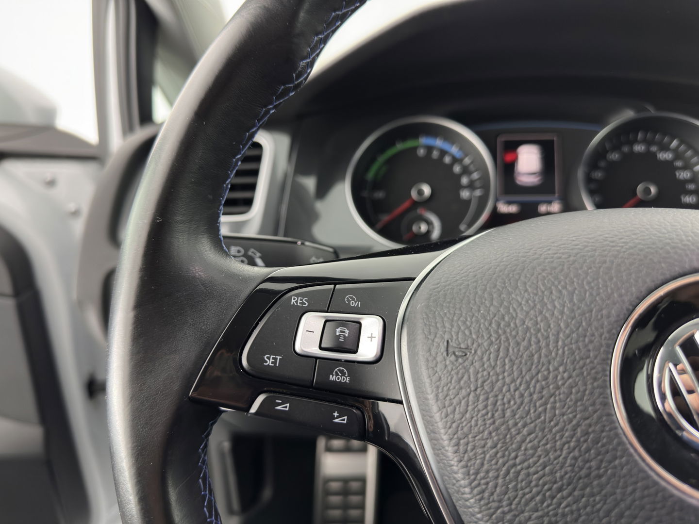 Volkswagen e-Golf Aut. *ADAPTIVE-CRUISE | FULL-LED | NAVI-FULLMAP | COMFORT-SEATS | ECC | PDC | 16''ALU*