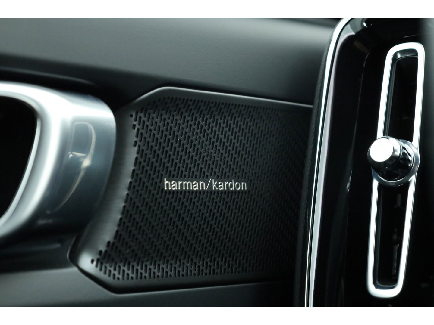 Volvo XC40 B3 Plus Black Edition | 360cam | Pilot Assist | Harman Kardon | Memory seat | 20'' | Pixel LED