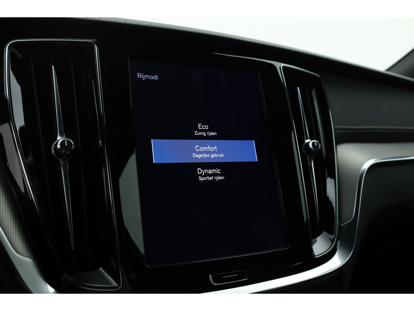 Volvo V60 2.0 B4 R-Design | 197PK | Pano-dak | Sportstoelen | ACC | Leren Dashboard | Camera | Airco separaat achter