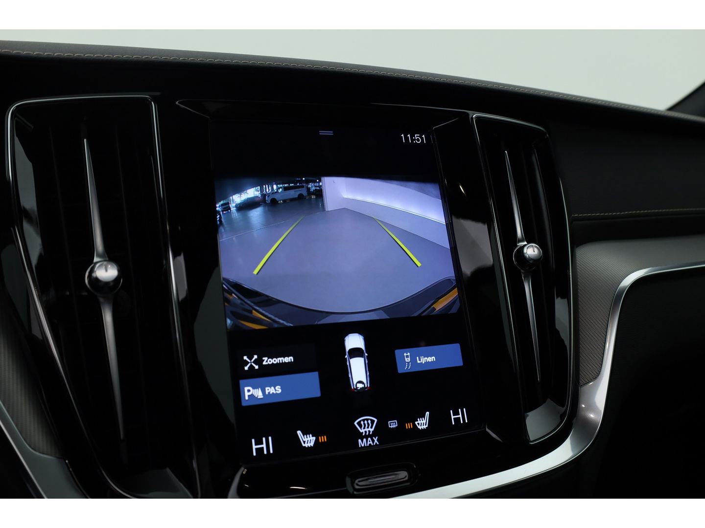 Volvo V60 2.0 B4 R-Design | 197PK | Pano-dak | Sportstoelen | ACC | Leren Dashboard | Camera | Airco separaat achter