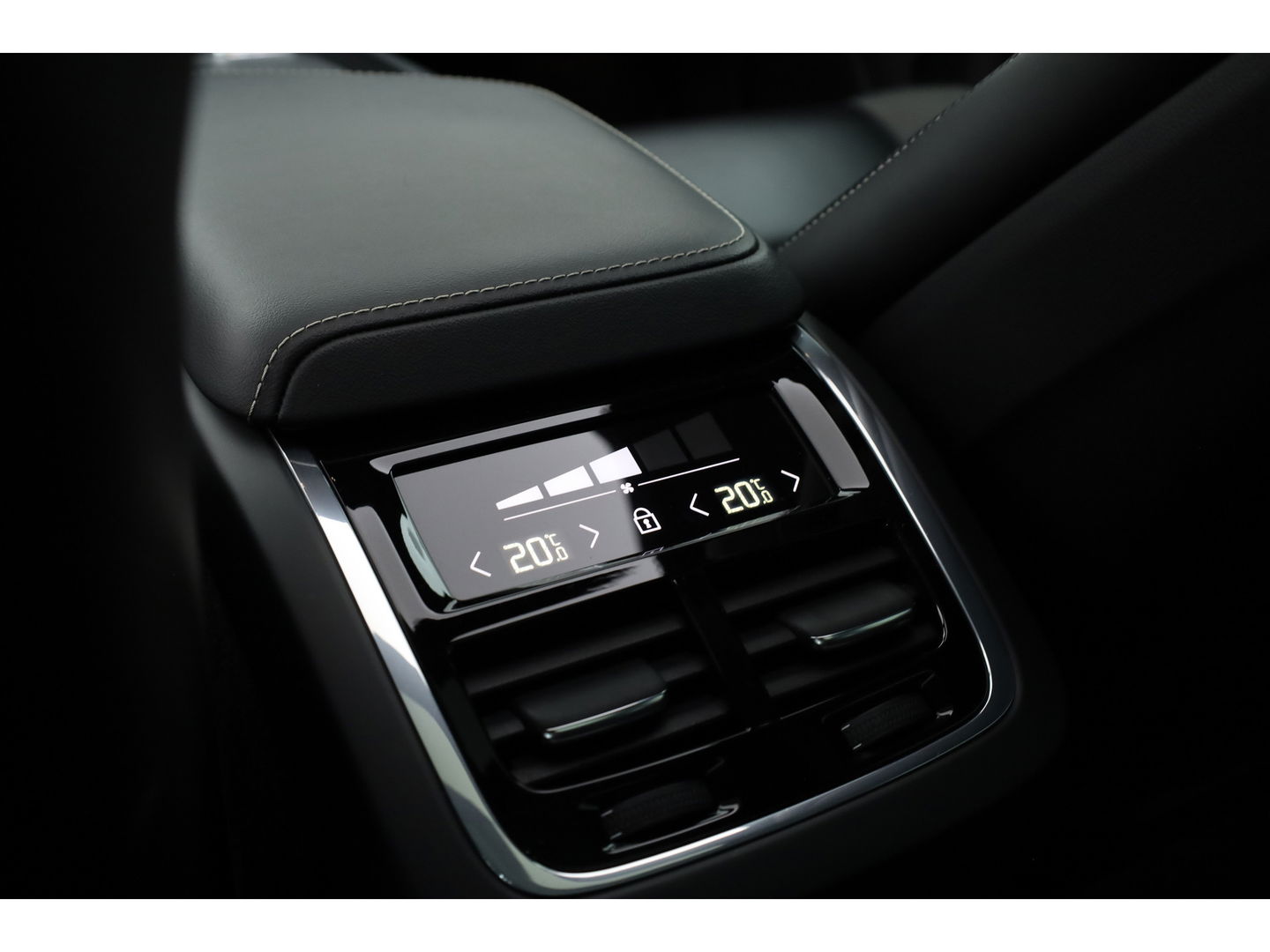 Volvo V60 2.0 B4 R-Design | 197PK | Pano-dak | Sportstoelen | ACC | Leren Dashboard | Camera | Airco separaat achter