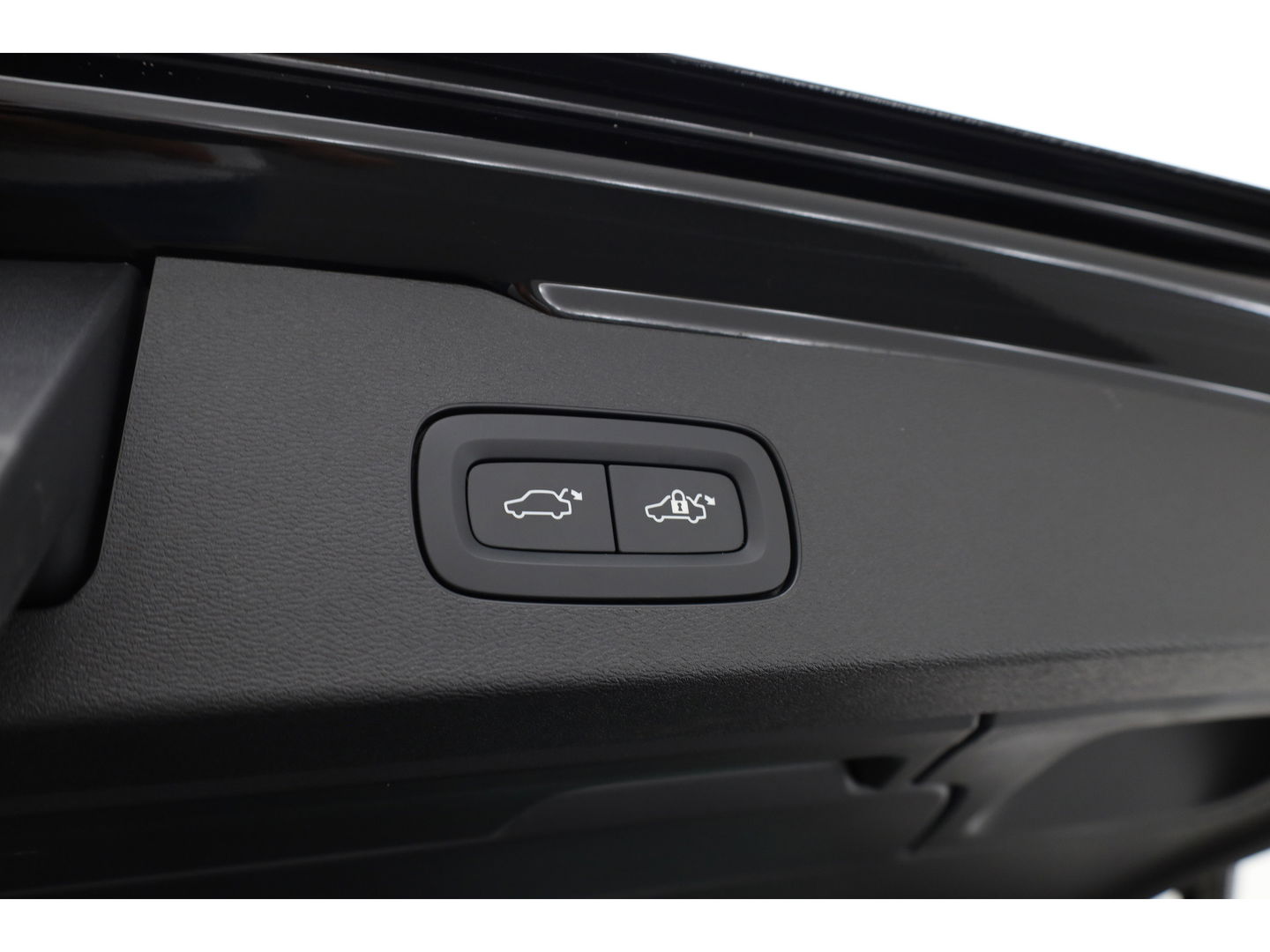 Volvo V60 2.0 B4 R-Design | 197PK | Pano-dak | Sportstoelen | ACC | Leren Dashboard | Camera | Airco separaat achter